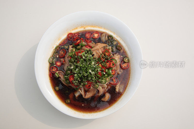 Duck intestines with hot chili sauce (椒汁鸭肠)